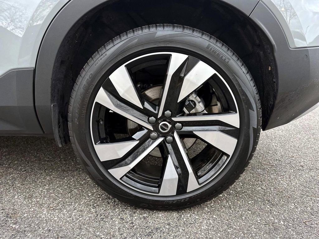 Used 2025 Volvo XC40 B5 Ultra w/ Protection Package Premier image 10