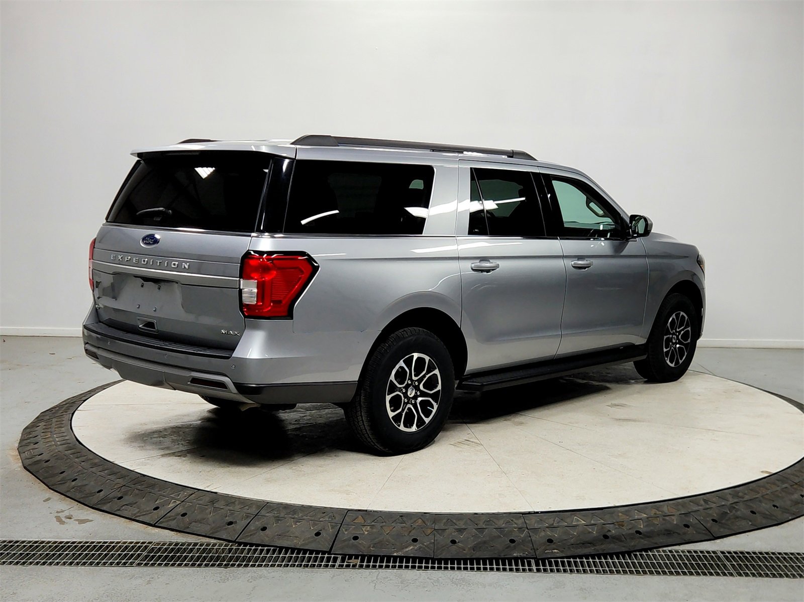 Used 2024 Ford Expedition Max XLT image 7