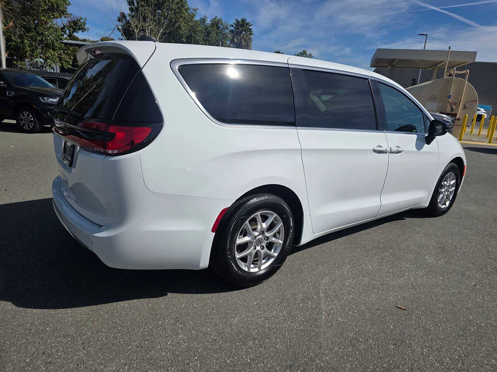 Used 2024 Chrysler Pacifica Touring-L image 3