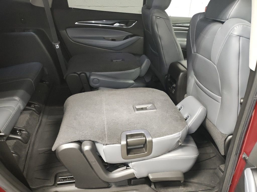 Used 2018 Buick Enclave Essence image 13