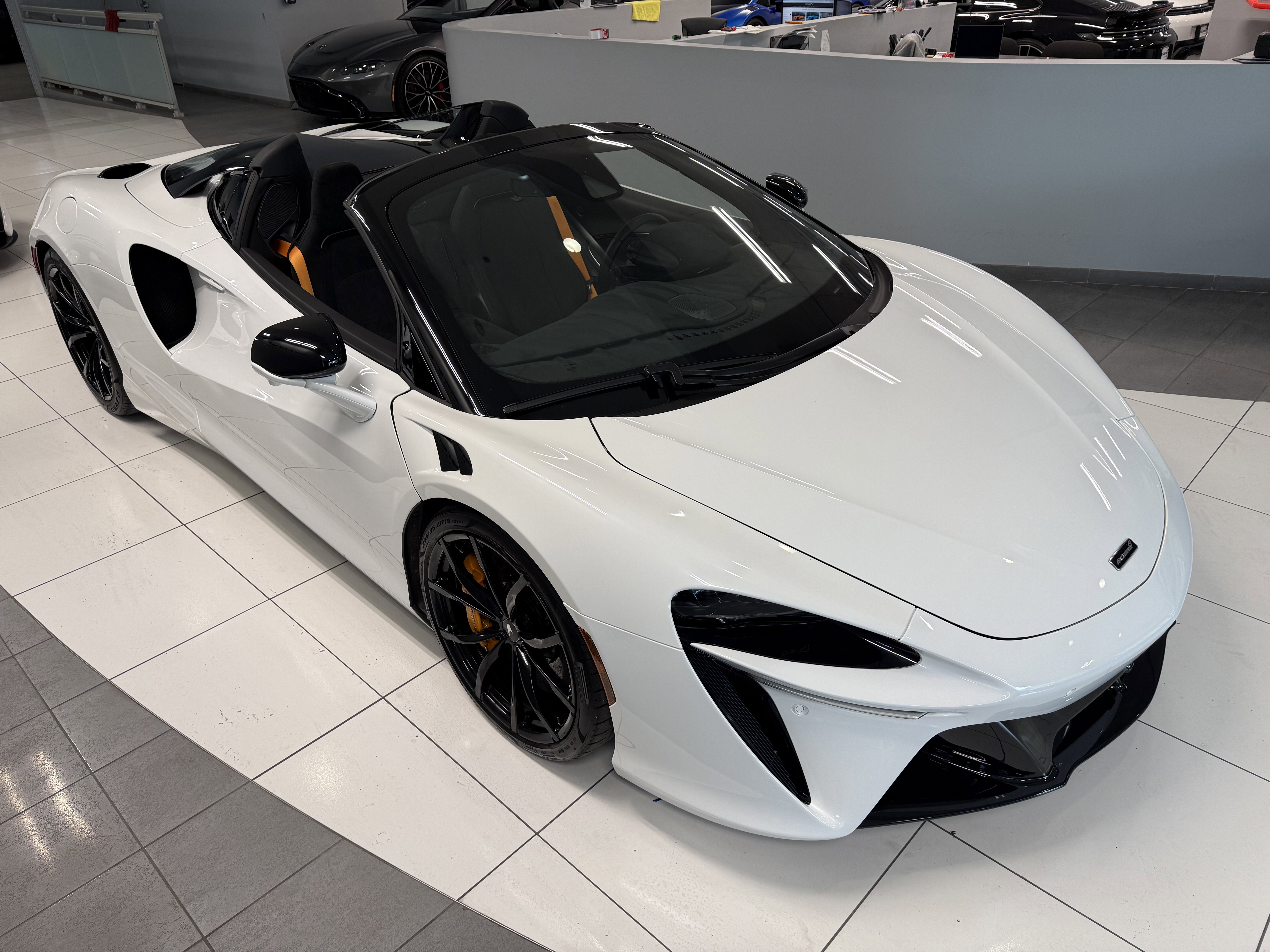 Used 2025 McLaren Artura Spider RWD image 9