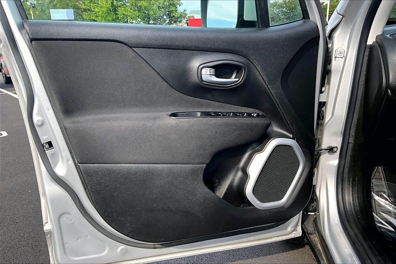 Used 2021 Jeep Renegade Latitude AWD/4WD image 21