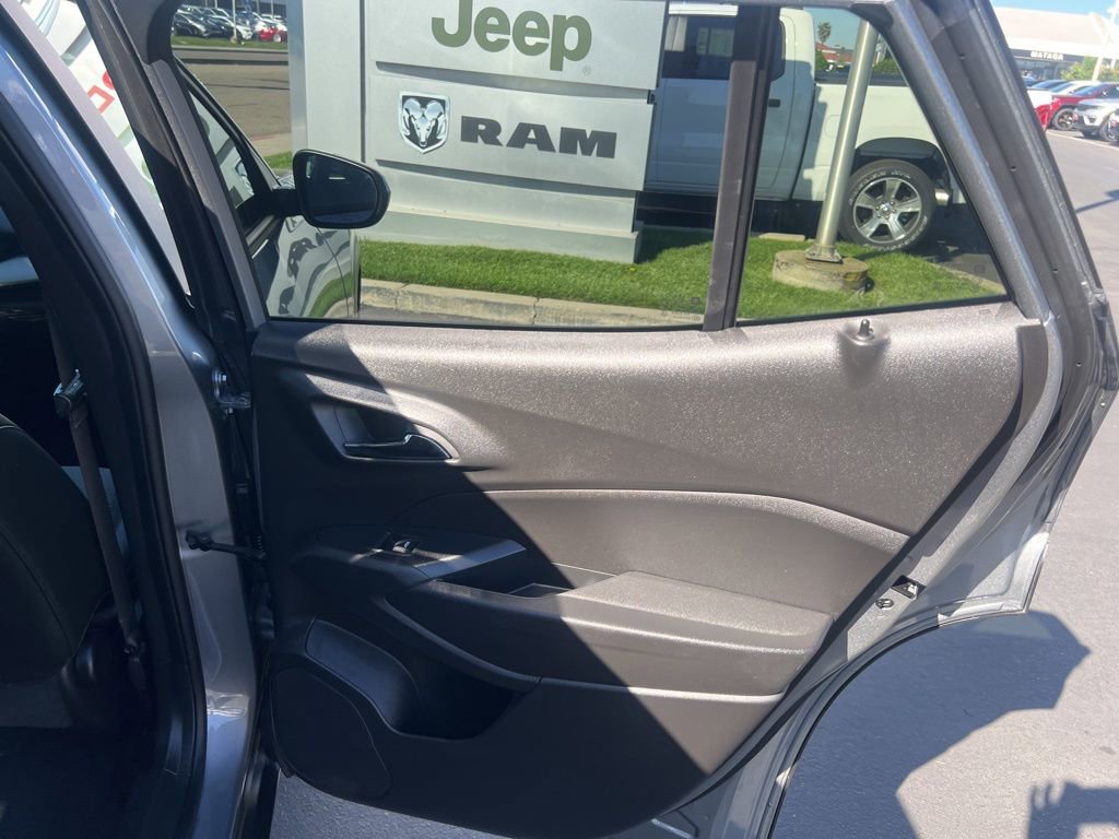 Used 2025 Chevrolet Trax LT FWD image 36