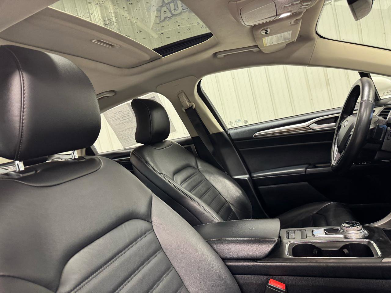 Used 2017 Ford Fusion SE w/ Fusion SE Technology Package image 10