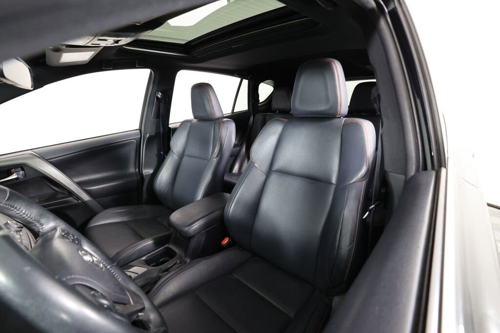 Used 2016 Toyota RAV4 SE image 11