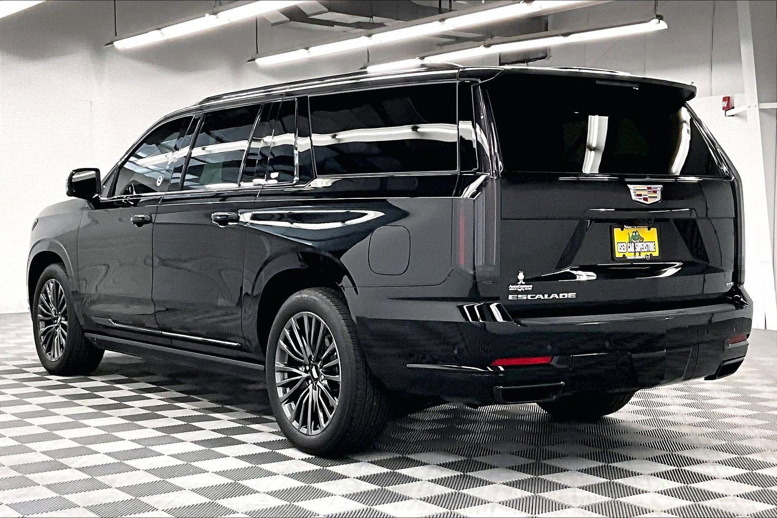 Used 2025 Cadillac Escalade ESV Sport Platinum AWD/4WD image 3