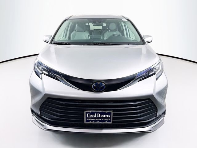 Used 2022 Toyota Sienna LE image 2