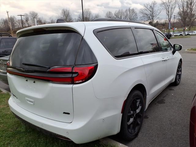 Used 2023 Chrysler Pacifica Touring-L w/ Uconnect Theater Family Group image 7