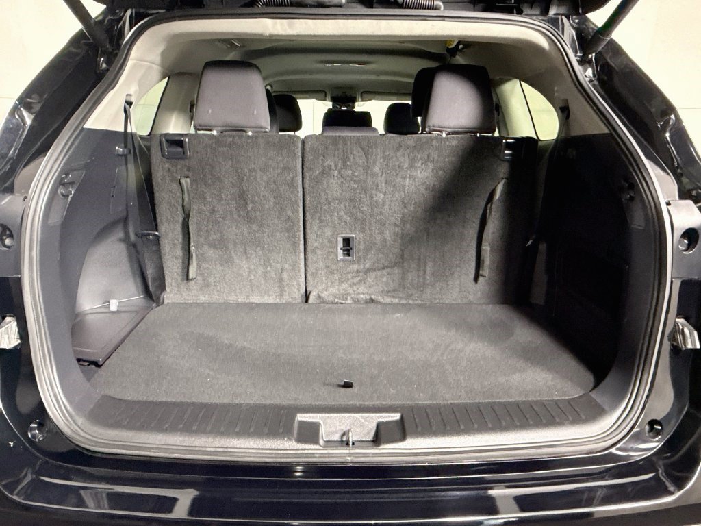 Used 2025 Toyota Highlander LE FWD image 34