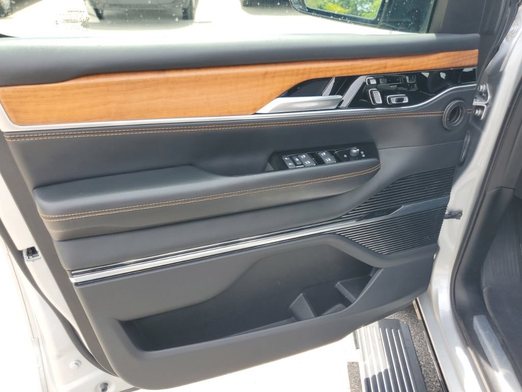 Used 2024 Jeep Grand Wagoneer L Series III AWD/4WD image 8