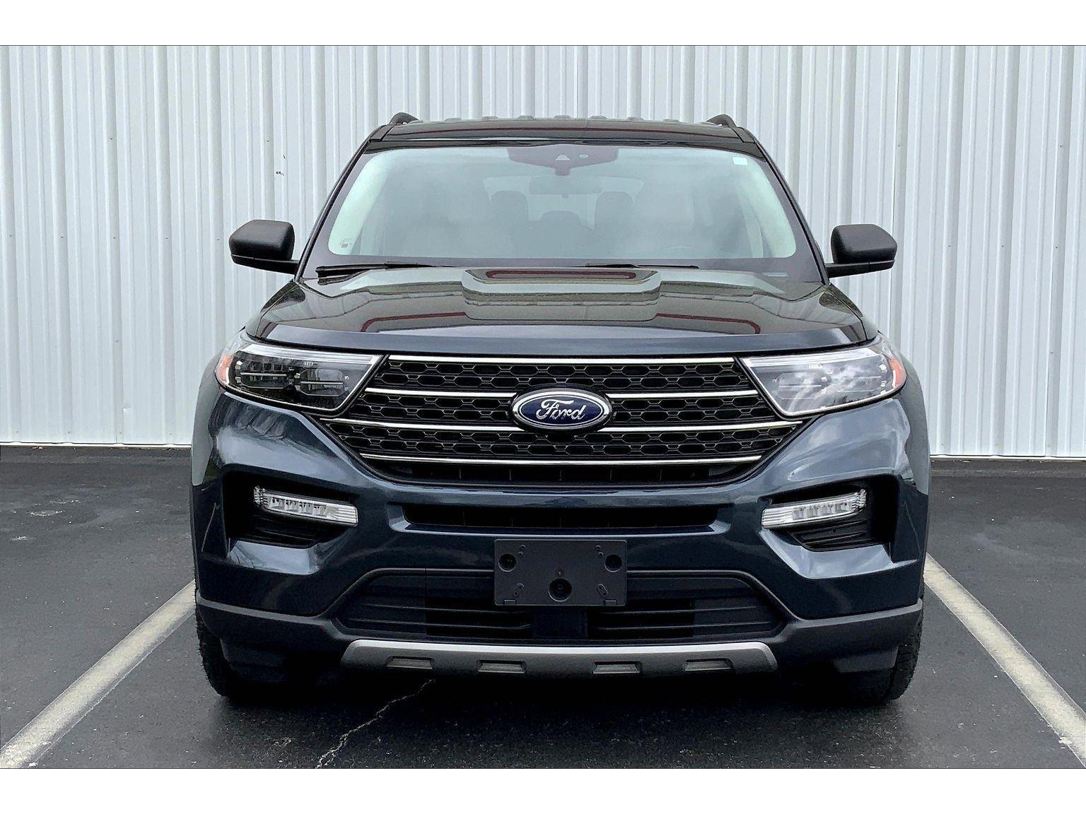 Used 2022 Ford Explorer XLT w/ Equipment Group 202A image 3