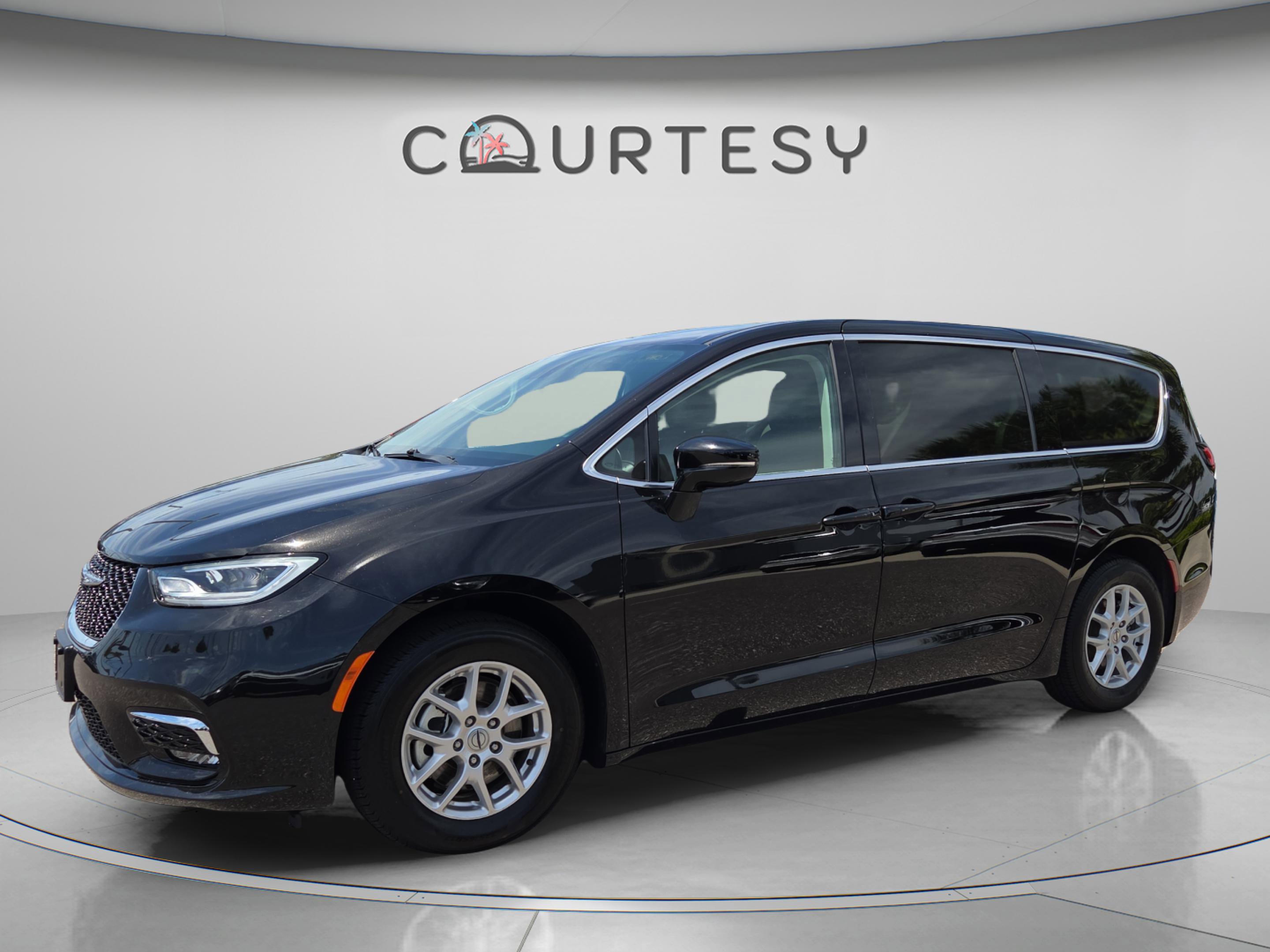 Used 2024 Chrysler Pacifica Touring-L FWD image 1