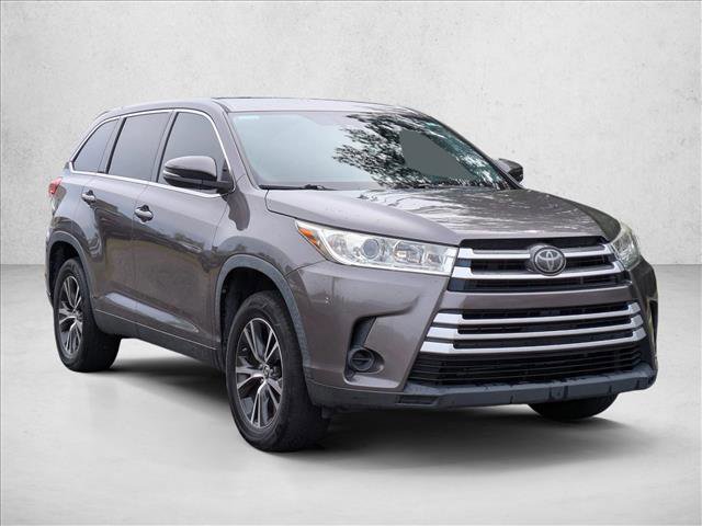 Used 2019 Toyota Highlander LE FWD image 3