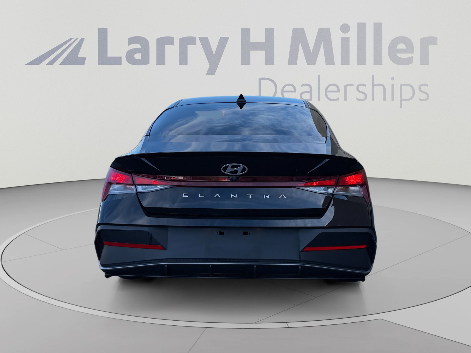 Certified 2025 Hyundai Elantra Sport FWD image 4