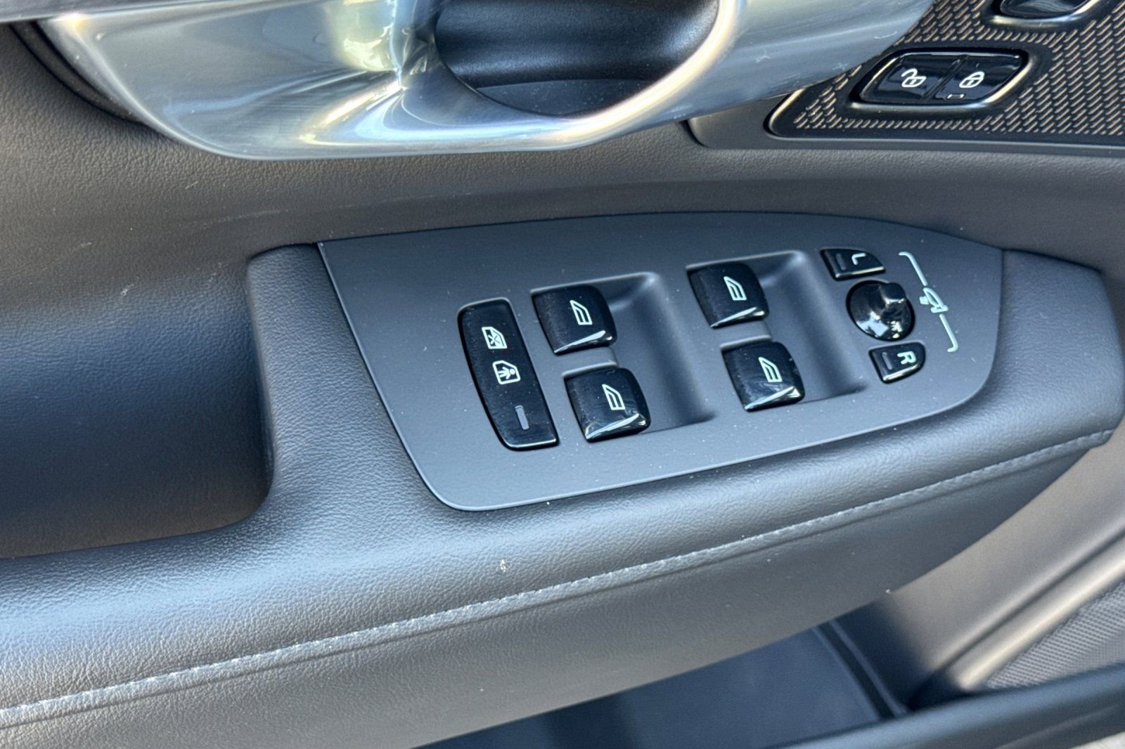 Used 2024 Volvo V90 B6 Cross Country Plus AWD/4WD image 16