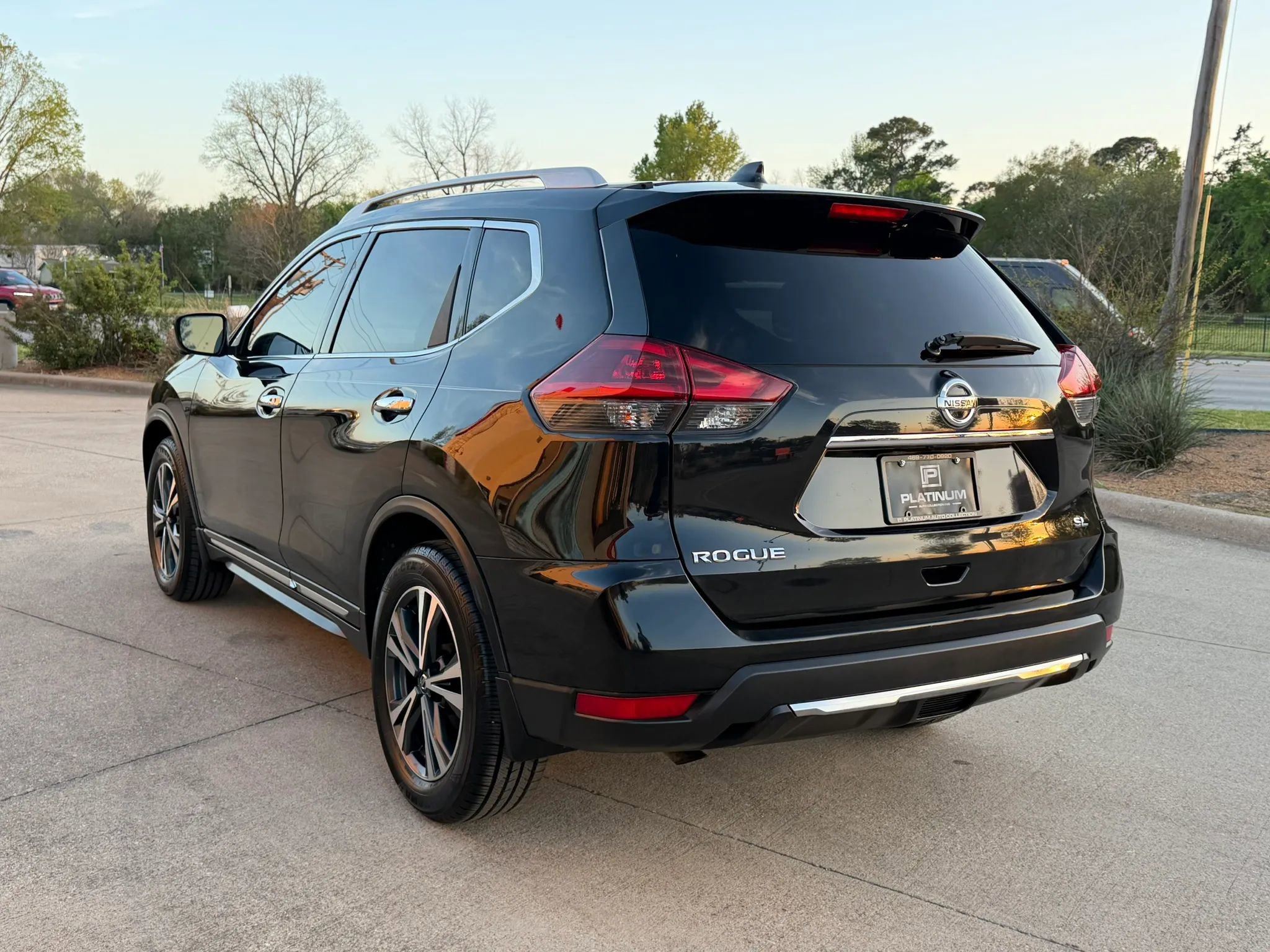 Used 2018 Nissan Rogue SL w/ Premium Package FWD image 3