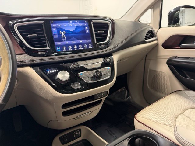 Used 2019 Chrysler Pacifica Limited FWD image 27