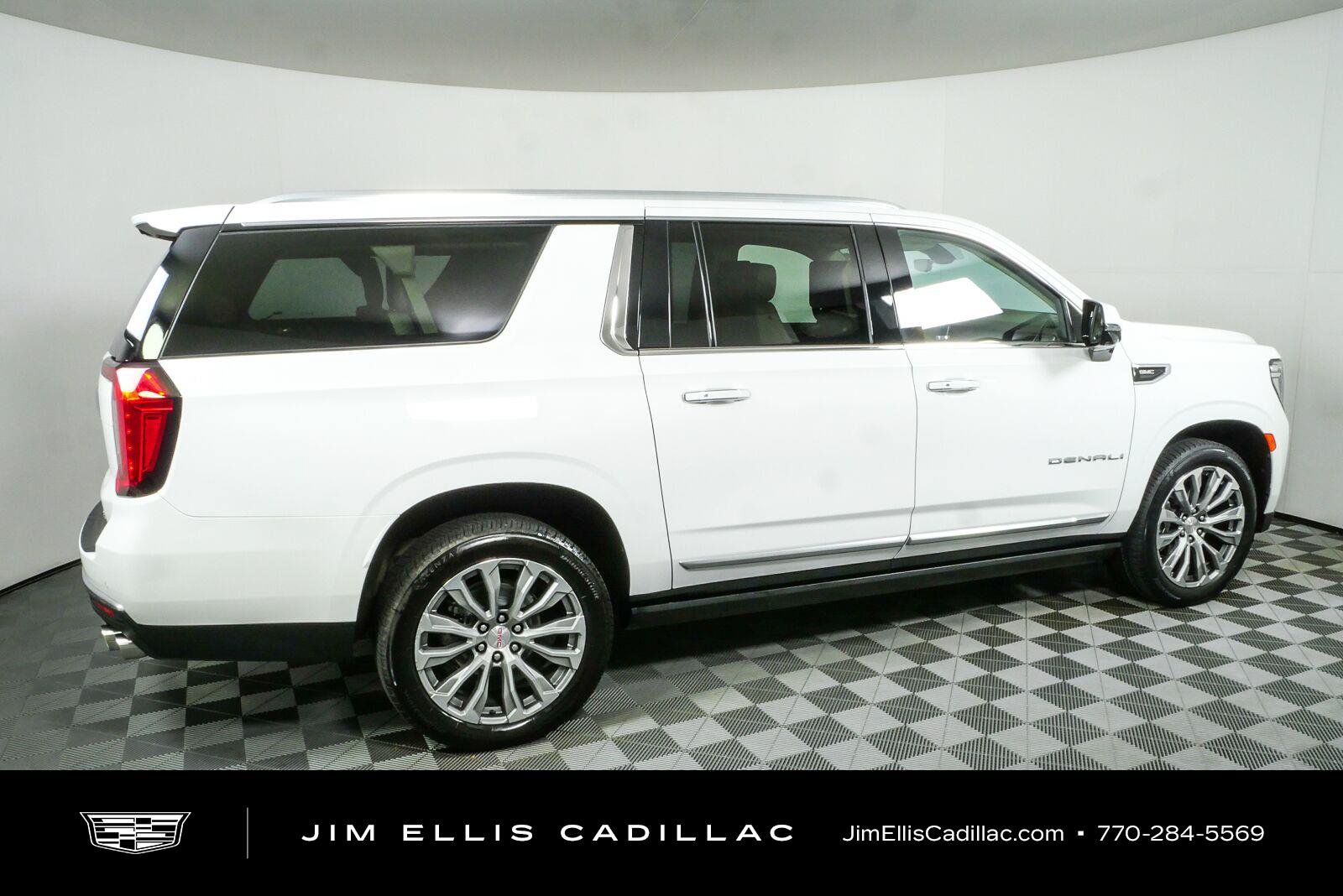 Used 2021 GMC Yukon XL Denali w/ Denali Premium Package RWD image 2
