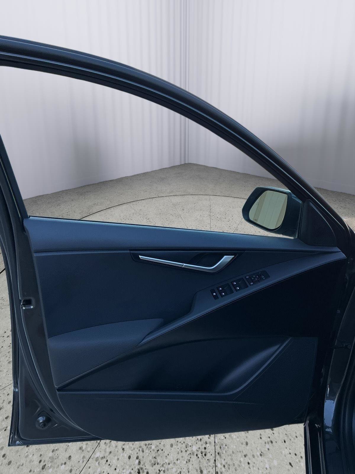 Certified 2025 Kia Niro LX FWD image 16