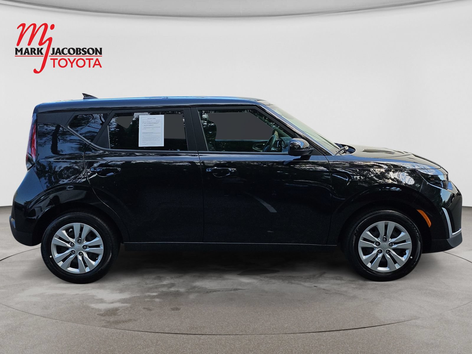 Used 2025 Kia Soul LX FWD image 4