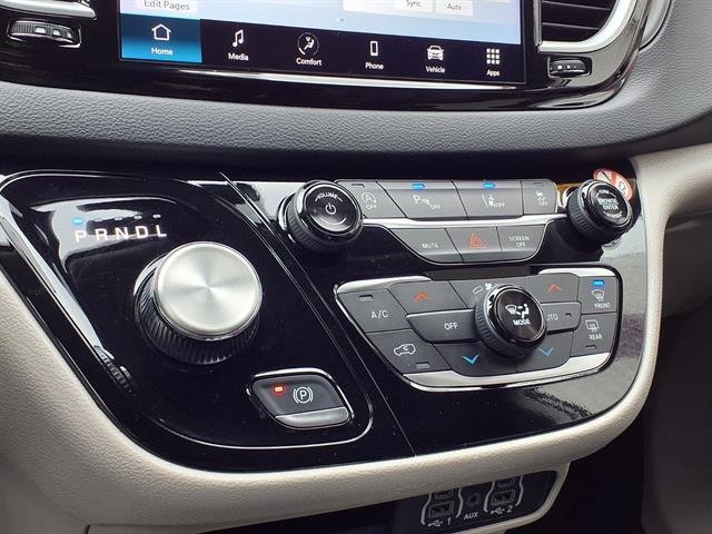 Used 2024 Chrysler Pacifica Touring-L FWD image 11