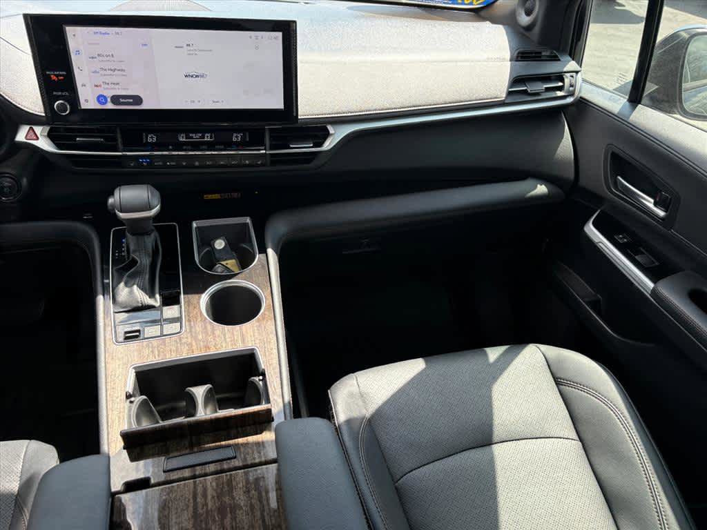 Used 2025 Toyota Sienna Platinum FWD image 5
