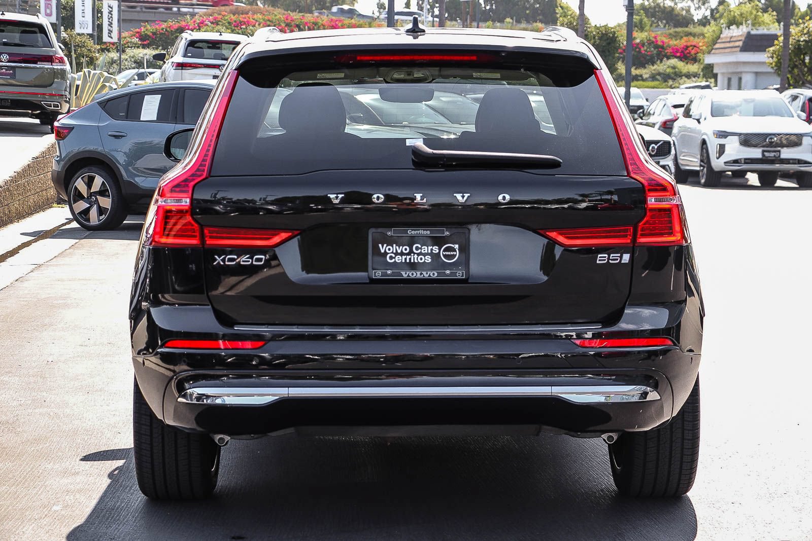 Used 2023 Volvo XC60 B5 Ultimate w/ Climate Package FWD image 7