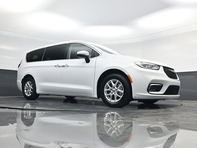 Used 2023 Chrysler Pacifica Touring-L image 46