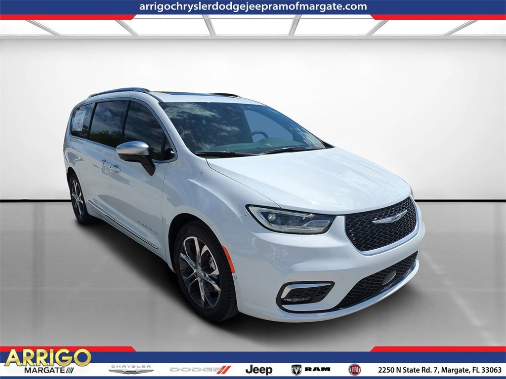 New 2026 Chrysler Pacifica Pinnacle w/ Trailer Tow Group
