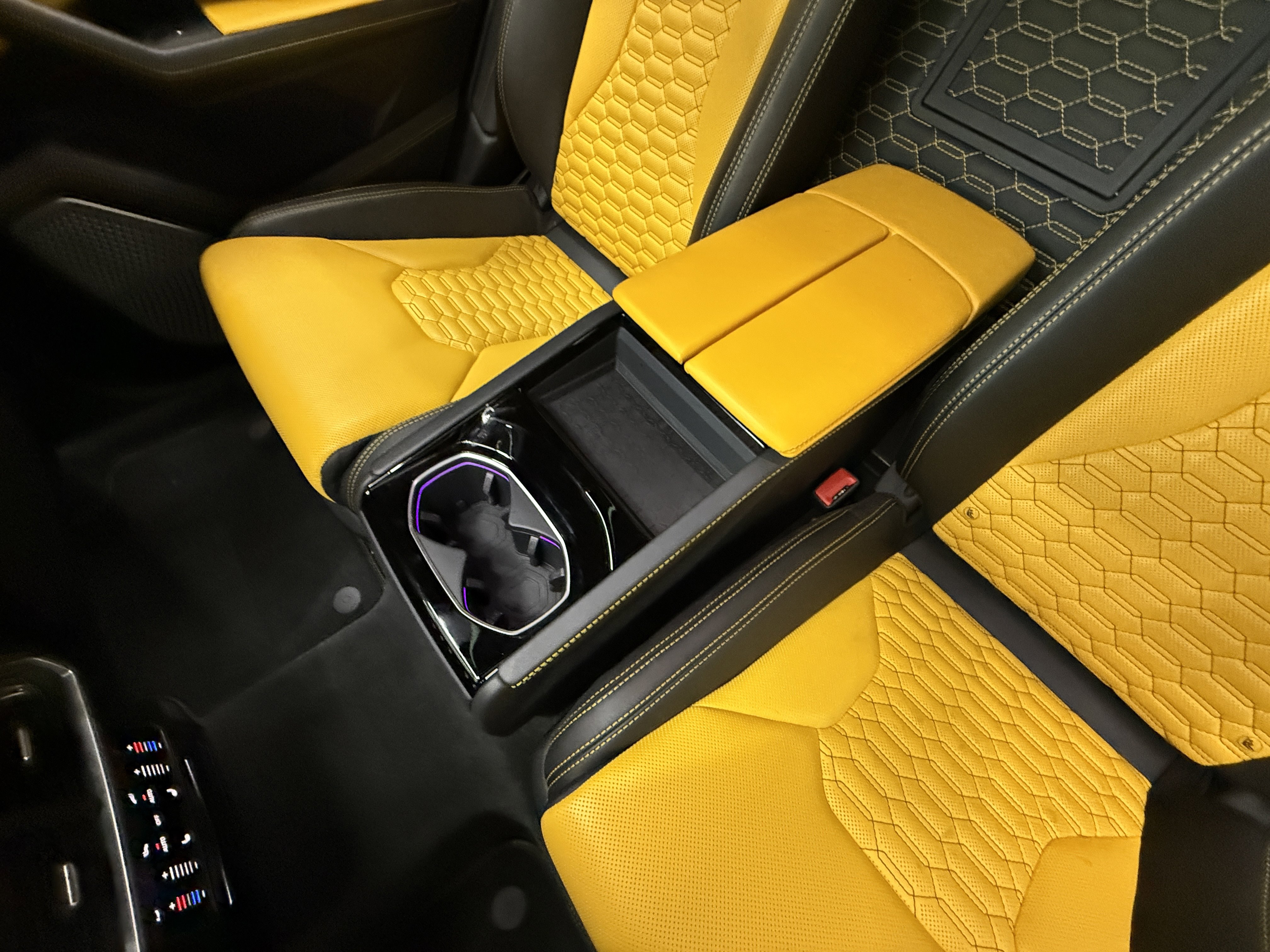 Used 2019 Lamborghini Urus AWD/4WD image 27