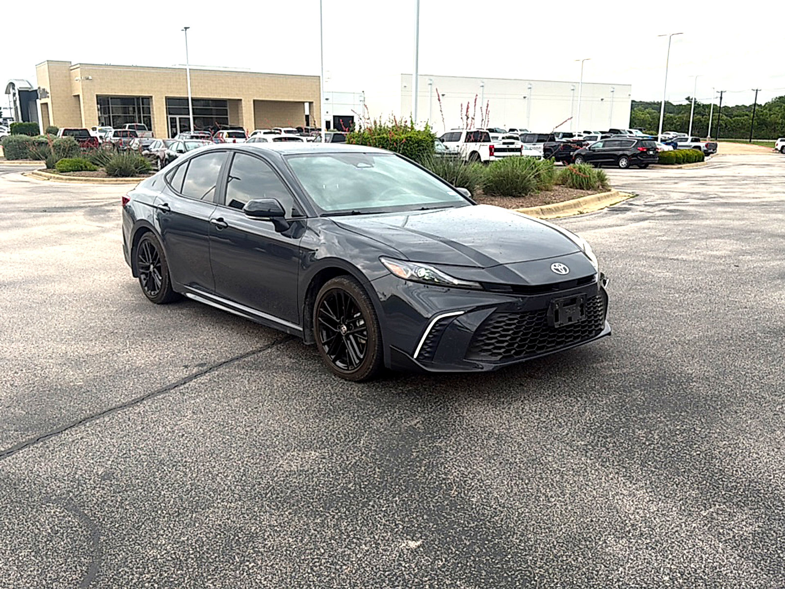 Used 2025 Toyota Camry SE w/ Convenience Package FWD image 3