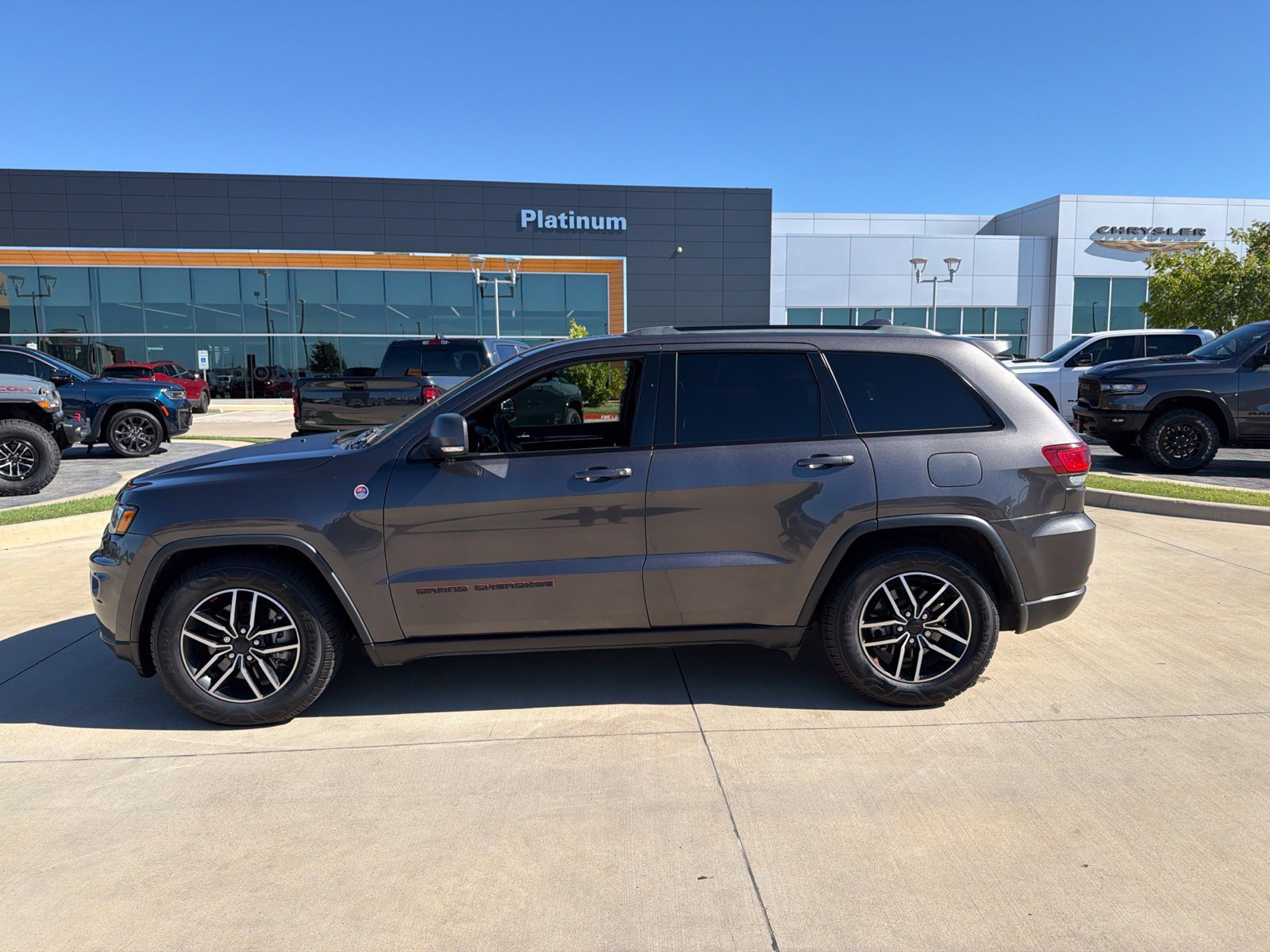 Used 2020 Jeep Grand Cherokee Trailhawk w/ Trailhawk Luxury Group AWD/4WD image 2