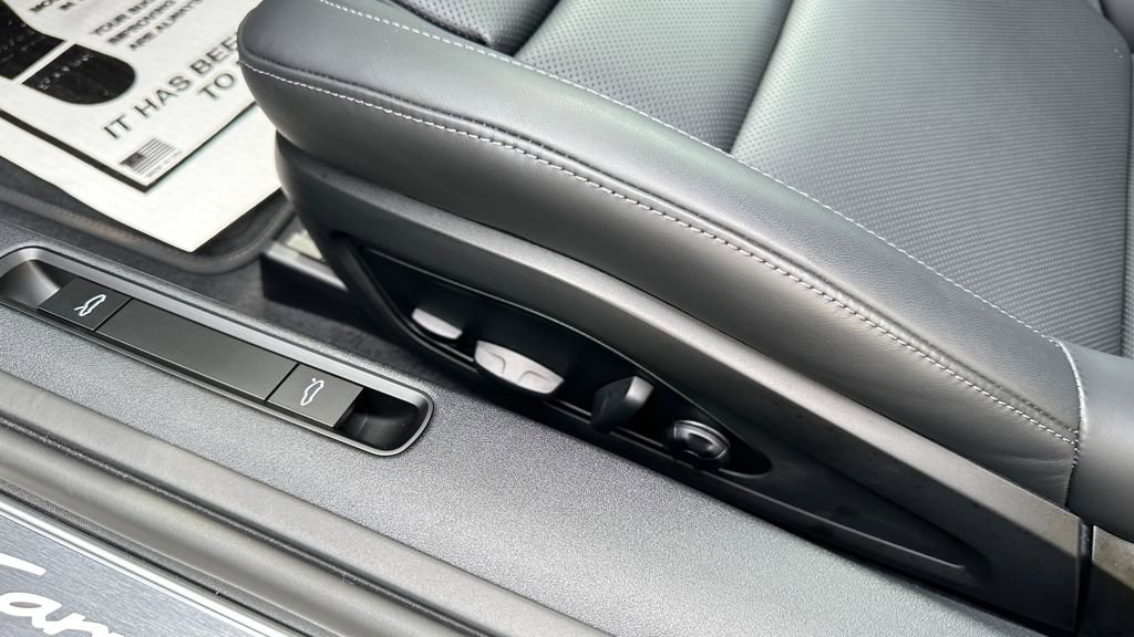 Used 2025 Porsche 911 Carrera image 4
