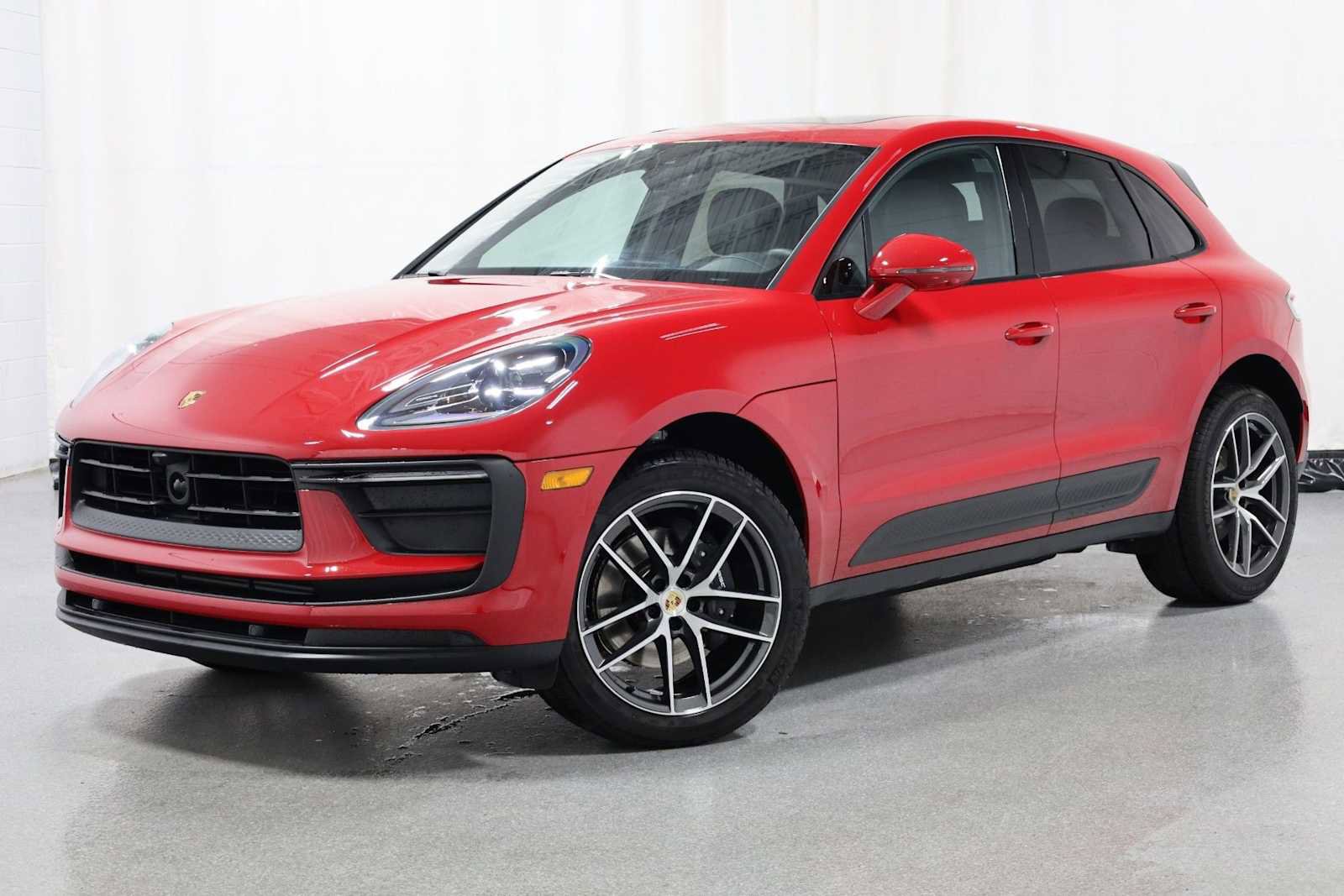 Certified 2025 Porsche Macan image 1