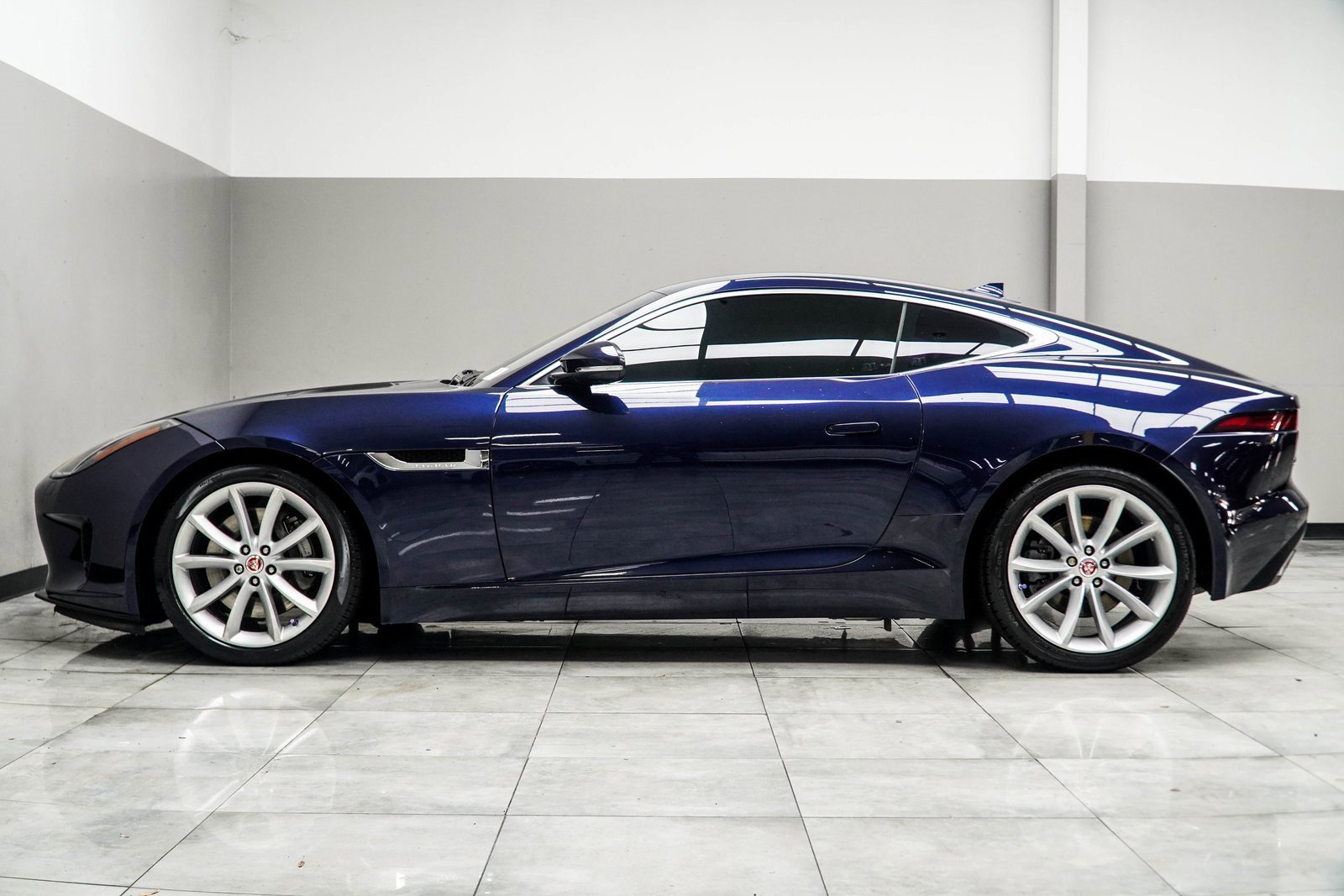 Used 2018 Jaguar F-TYPE Coupe image 9