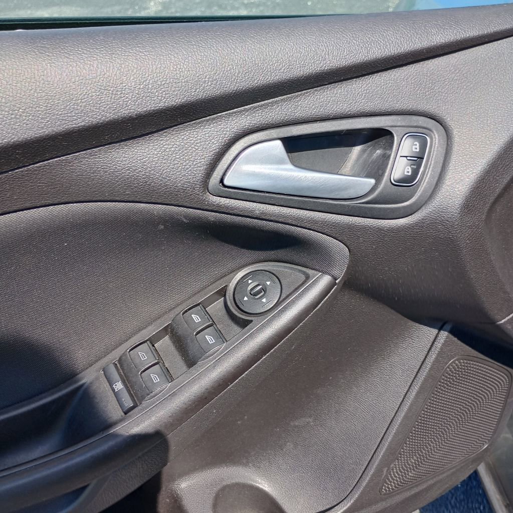 Used 2018 Ford Focus SE w/ Cold Weather Package FWD image 12