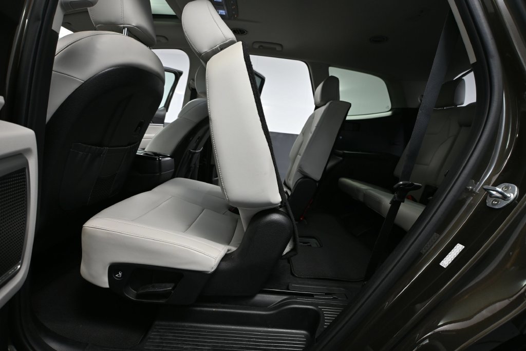 Used 2020 Kia Telluride S w/ S 8 Passenger Seating Package AWD/4WD image 32