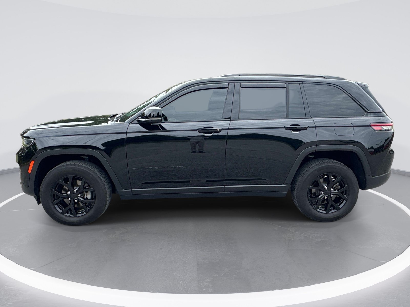 Used 2024 Jeep Grand Cherokee Altitude AWD/4WD image 5