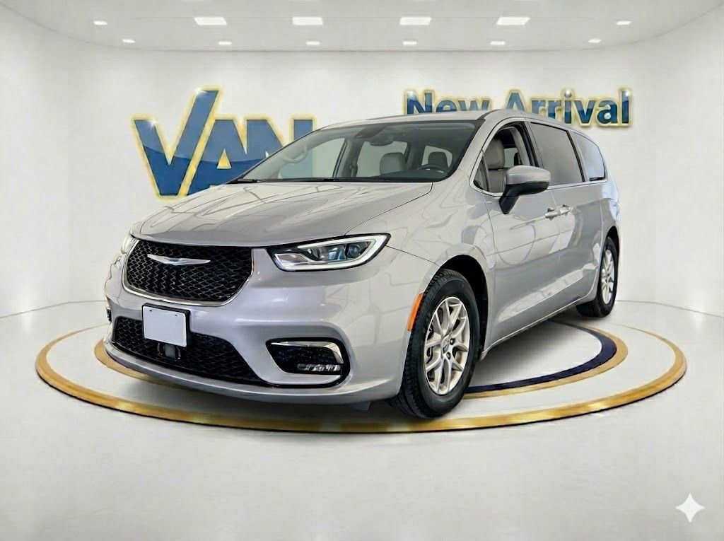 Used 2023 Chrysler Pacifica Touring FWD image 1