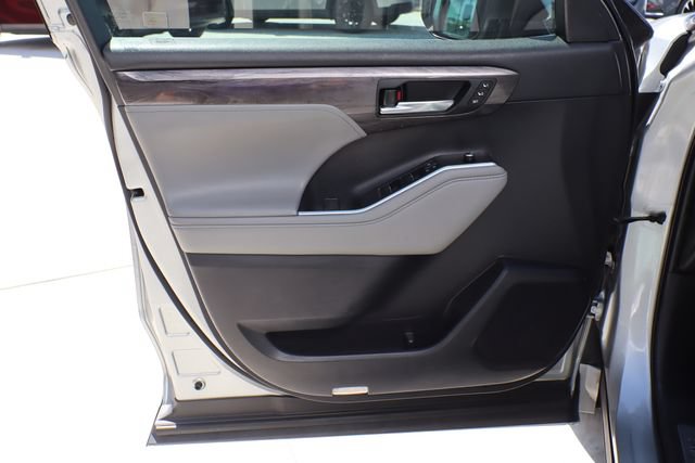 Used 2020 Toyota Highlander Limited FWD image 29