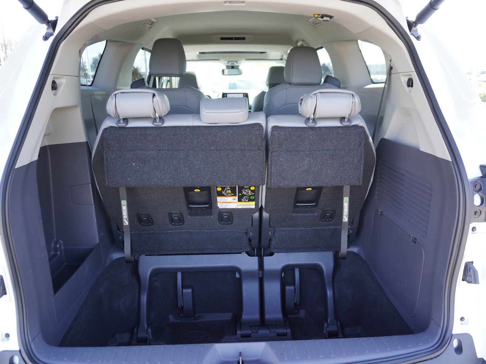 Used 2023 Toyota Sienna XLE image 12