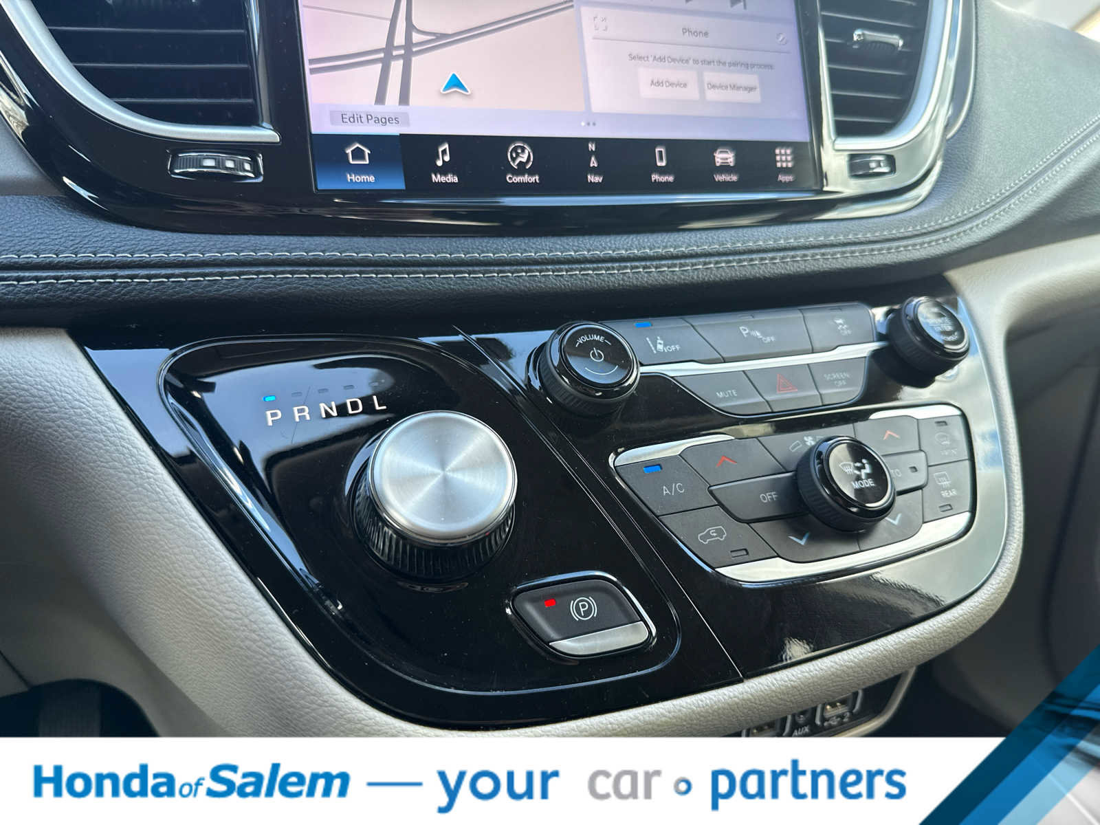 Used 2024 Chrysler Pacifica Select image 19