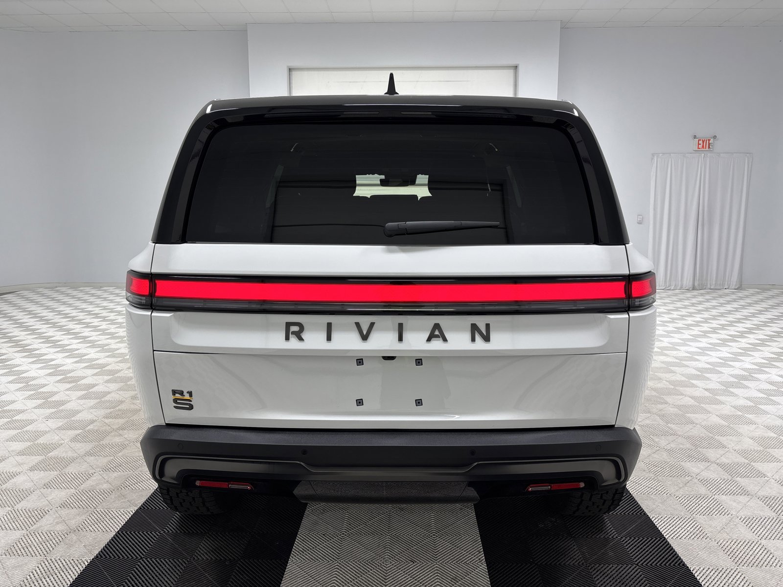 Used 2025 Rivian R1S Premium image 4