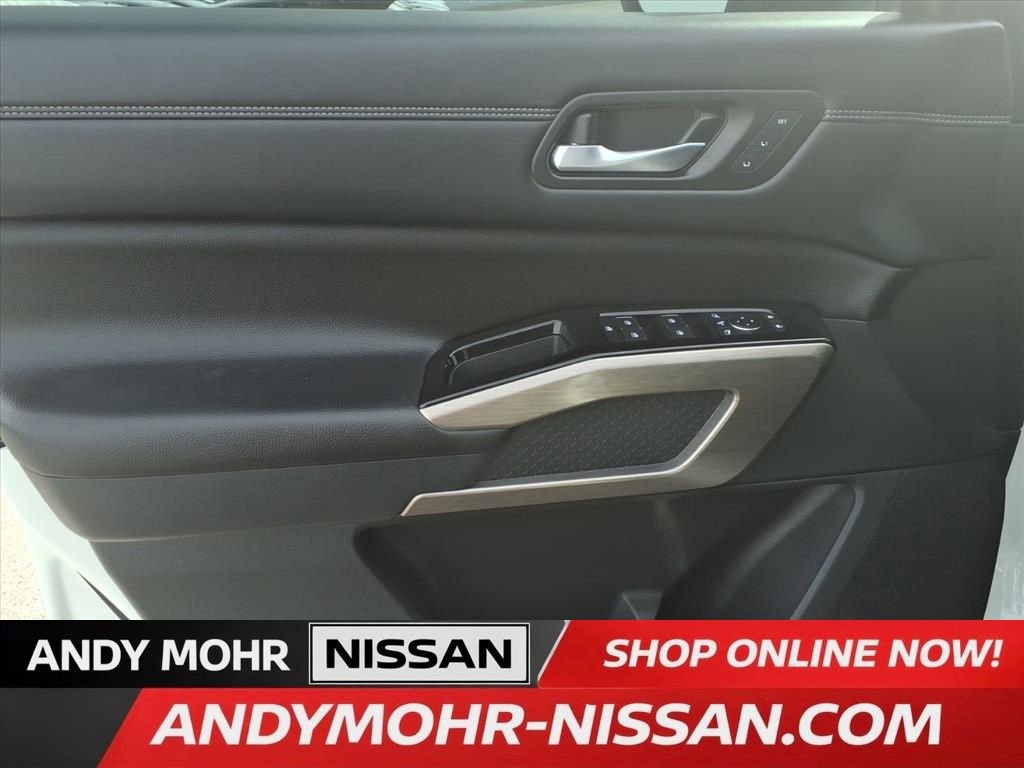 Used 2024 Nissan Pathfinder Platinum image 11