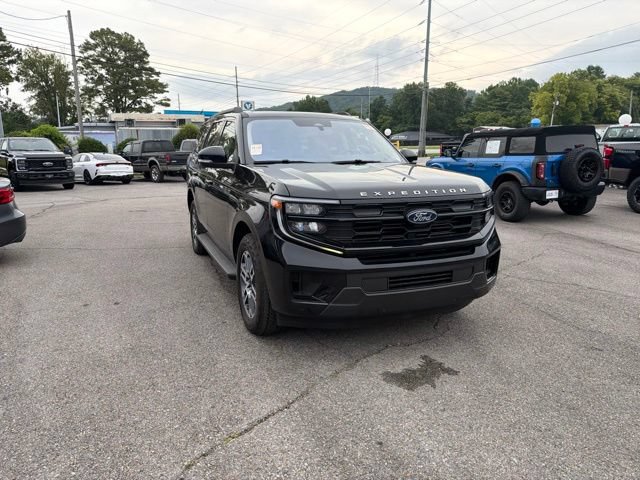 Used 2025 Ford Expedition Active AWD/4WD image 4