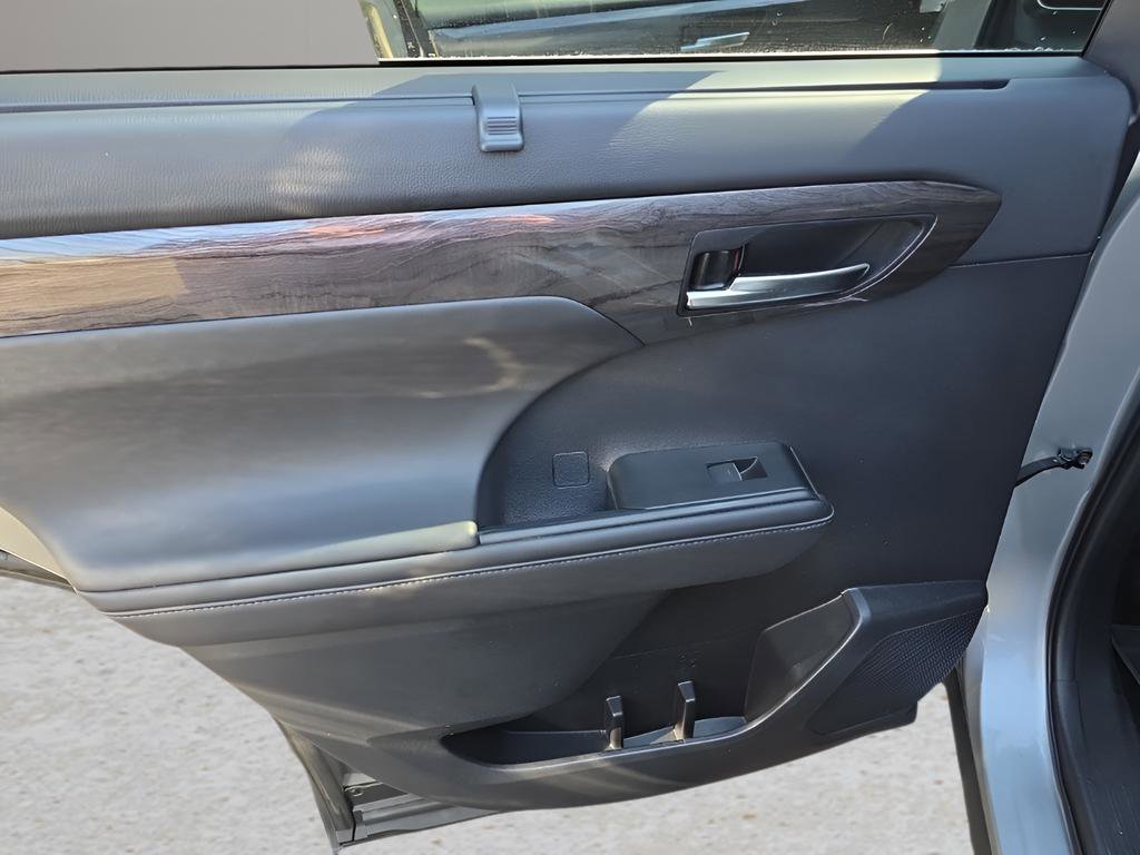 Used 2020 Toyota Highlander Limited image 19