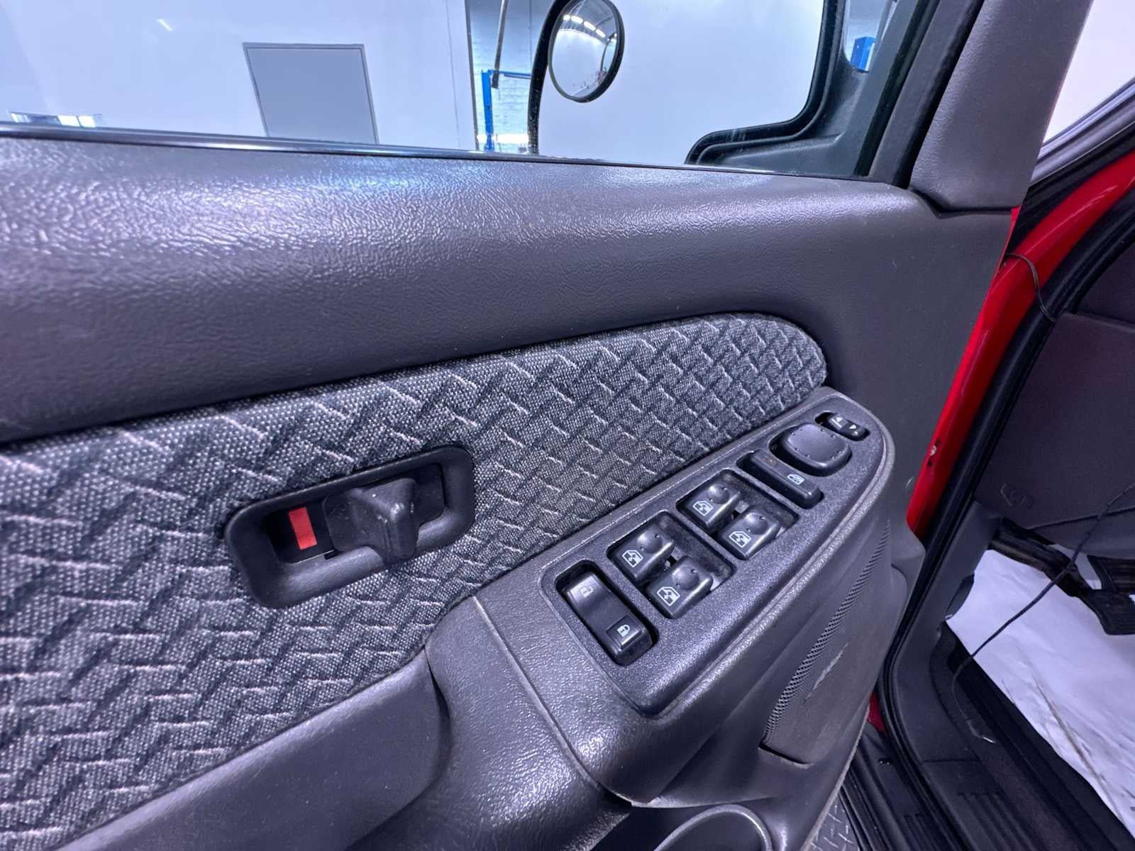 Used 2004 Chevrolet Avalanche 4x4 w/ Preferred Equipment Group image 12