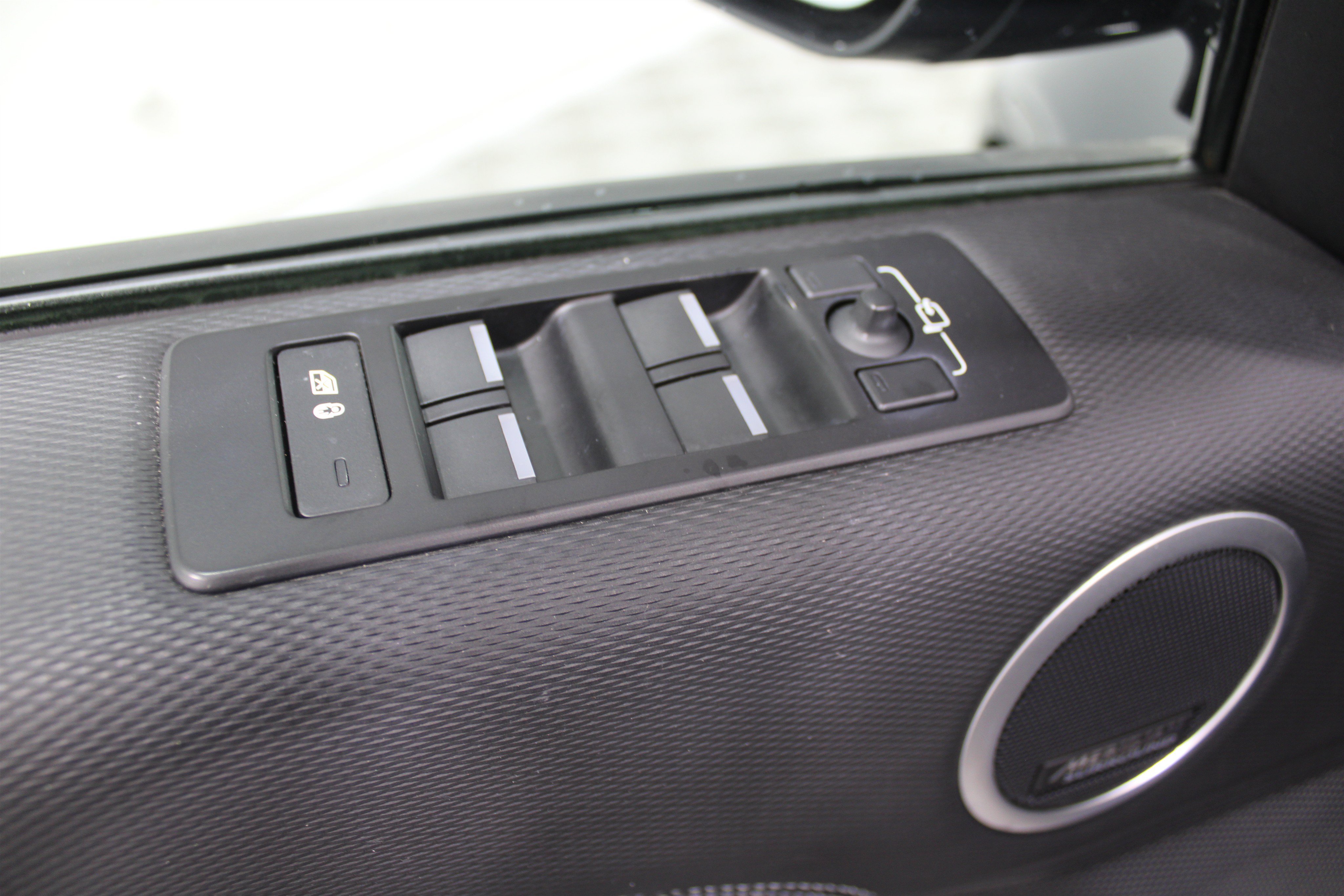 Used 2024 Land Rover Discovery Dynamic SE AWD/4WD image 7