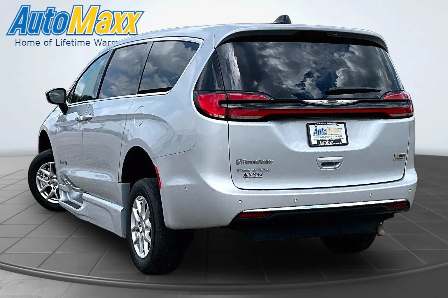 Used 2024 Chrysler Pacifica Touring-L FWD image 4