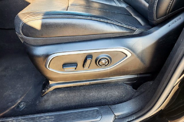 Used 2024 Jeep Wagoneer L Series II AWD/4WD image 25